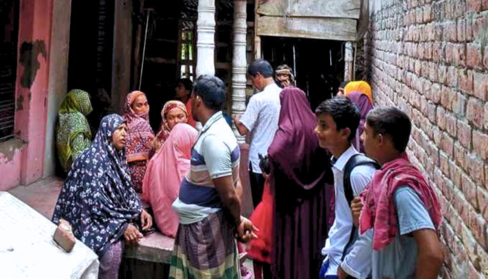 স্ত্রীকে গলা কেটে হত্যার পর ঘরে তালা দিয়ে পালাল স্বামী