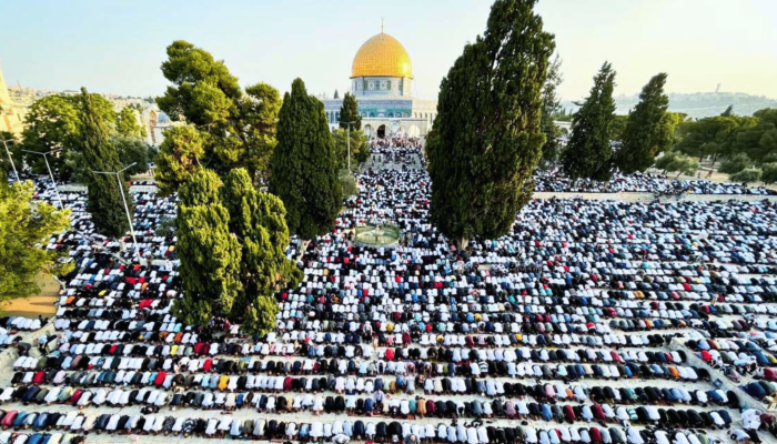 ধ্বংসস্তূপের মাঝে আল-আকসায় ঈদুল আজহা, লেবানন সীমান্তে ঘরছাড়া লাখো মানুষ