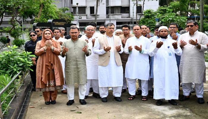 বিডিআর বিদ্রোহে নিহত সেনা কর্মকর্তাদের কবর জিয়ারত করলেন প্রধানমন্ত্রী