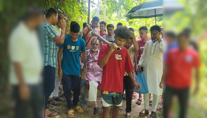 চেয়ারে বসিয়ে এমপিকে ব্যতিক্রমী সংবর্ধনা