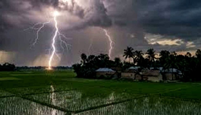 বাবার কোলে থাকা অবস্থাতেই বজ্রপাতে প্রাণ গেল মেয়েরও