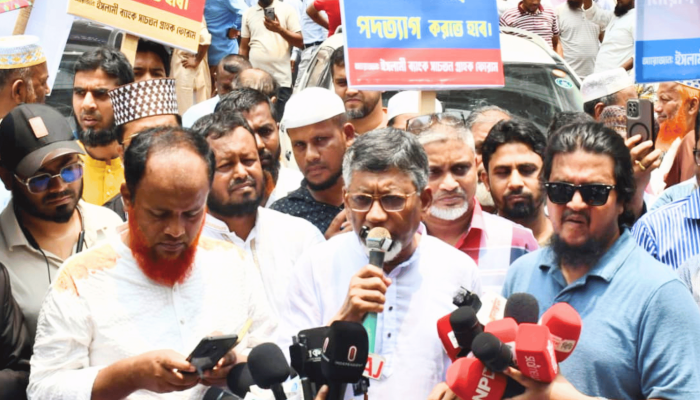 ‘লুটপাটের সহযোগী’ খুরশীদ আলমকে সরাতে আল্টিমেটাম, ইসলামী ব্যাংকে কলম বিরতি