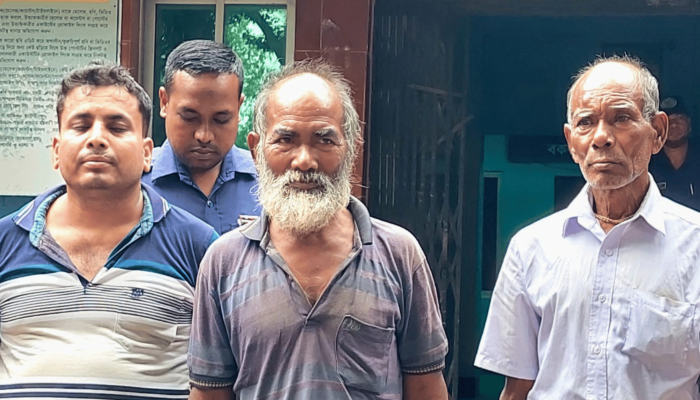 জামালপুর সীমান্তে আটকে থাকা সেই বৃদ্ধ ফিরলেন পরিবারের কাছে