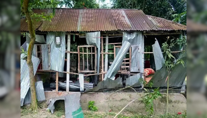 গাইবান্ধায় বন্ধুকে পানিতে চুবিয়ে হত্যা: অভিযুক্ত দুই কিশোরের বাড়িতে হামলা