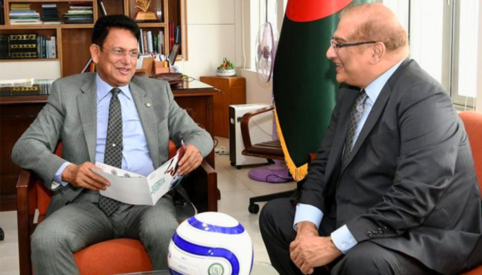 বাংলাদেশের শিক্ষার্থীদের এক হাজার ফুটবল উপহার দিল পাকিস্তান