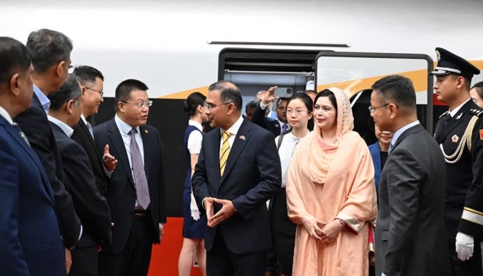 দালিয়ান থেকে বুলেট ট্রেনে বেইজিং পৌঁছালেন প্রধানমন্ত্রী তারেক রহমান