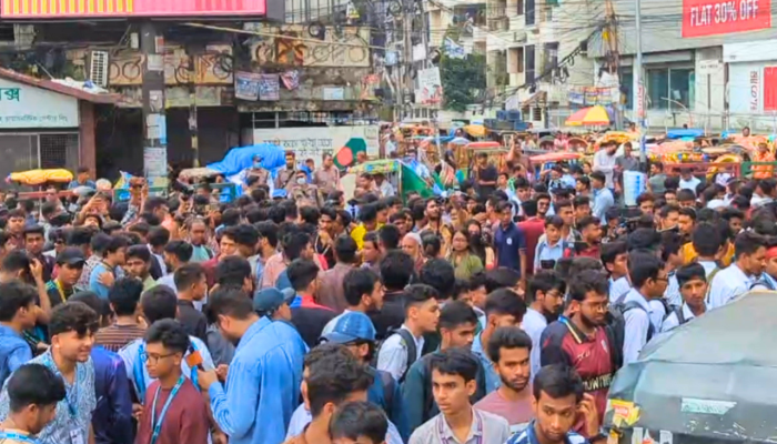 শিক্ষামন্ত্রীর পদত্যাগের দাবিতে শিক্ষার্থীদের সড়ক অবরোধ