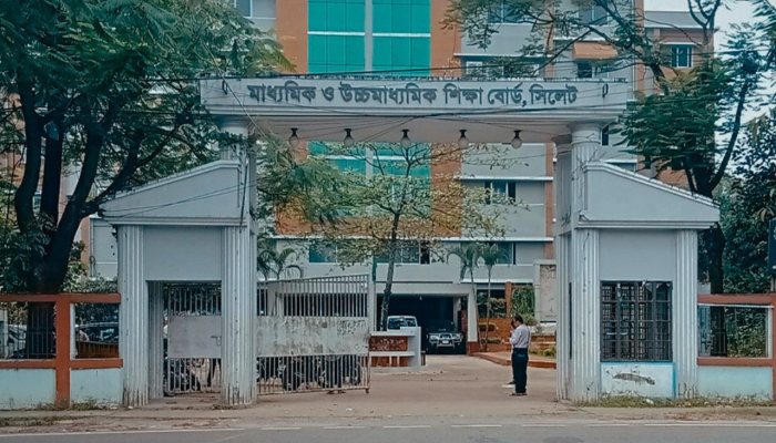 পদার্থবিজ্ঞানের প্রশ্নে  ভুল, ৪ শিক্ষককে শোকজ