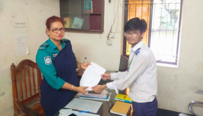 শিক্ষামন্ত্রীর বিরুদ্ধে থানায় এইচএসসি পরীক্ষার্থীর অভিযোগ