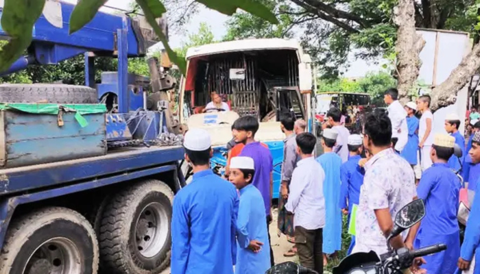 পাবনায় বাস-অ্যাম্বুলেন্স সংঘর্ষ: লাশ নিয়ে বাড়ি ফেরার পথে ২ জন নিহত