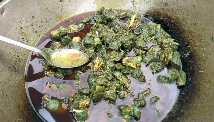গরুর মাংসের রং বদলে গাঢ় সবুজ! কড়াইসহ থানায় হাজির ভুক্তভোগীরা