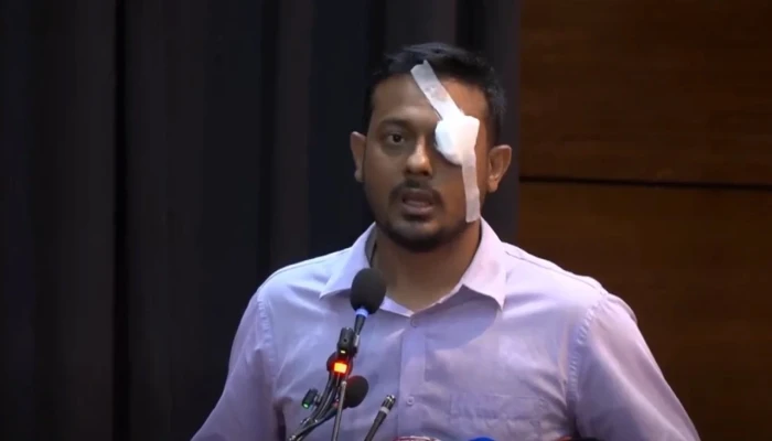 চোখে ব্যান্ডেজ বেঁধে বক্তব্য দিলেন নাসীরুদ্দীন পাটওয়ারী