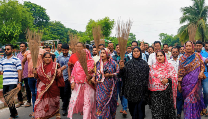 ফ্যামিলি কার্ডের কর্মী নিয়োগে অনিয়ম: গোয়ালন্দে সাবেক ইউএনওর বিরুদ্ধে বিক্ষোভ
