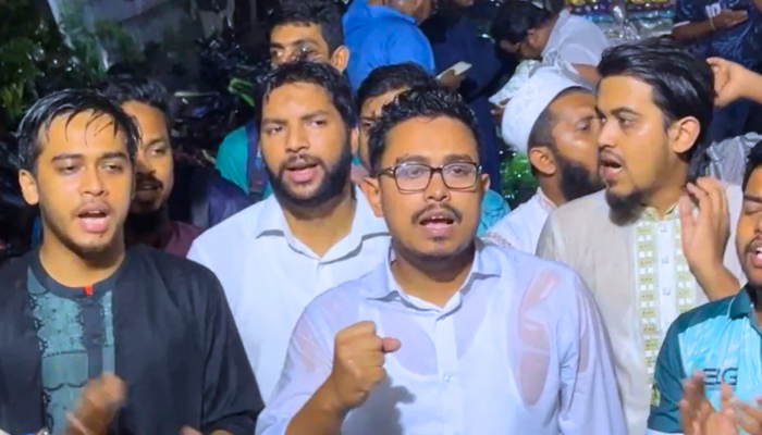 শিক্ষক নিয়োগ ম্যানেজিং কমিটির হাতে দেওয়ার প্রতিবাদে ডাকসুর বিক্ষোভ