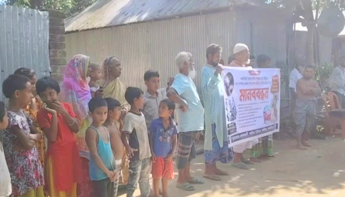 ছাগলে পাতা খাওয়ায় অন্তঃসত্ত্বার পেটে লাথি, গর্ভের সন্তানের মৃত্যুর প্রতিবাদে এলাকাবাসীর মানববন্ধন