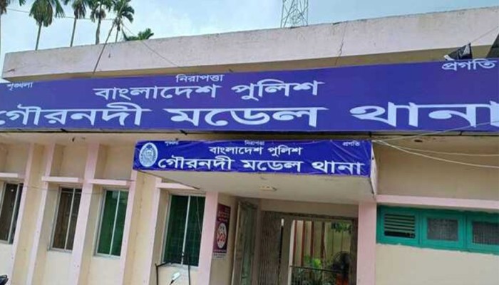 প্রবাসীর স্ত্রী-মেয়ের গলায় রামদা ধরে জিম্মি, স্বর্ণালংকার ও অর্থ লুট