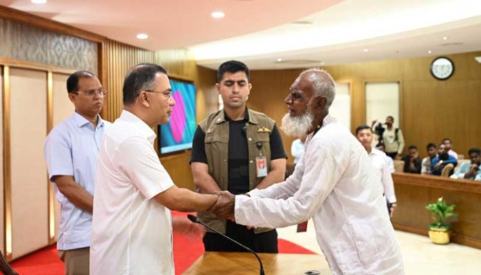 গুম-খুন ও জুলাই শহীদ পরিবারের ৭৪ জনকে চাকরির নিয়োগপত্র দিলেন প্রধানমন্ত্রী