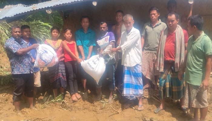 বাঘাইছড়িতে পাহাড়ধসে বসতঘর বিধ্বস্ত, ক্ষতিগ্রস্ত পরিবারের পাশে বিএনপি
