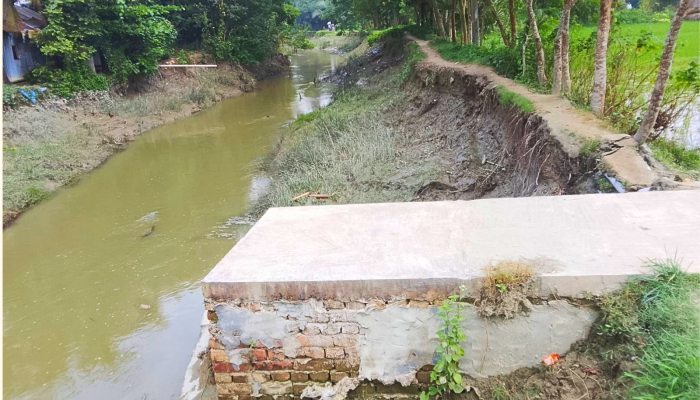 কমলনগরে সড়ক ধসে হাজারো মানুষের দুর্ভোগ, দ্রুত সংস্কারের দাবি