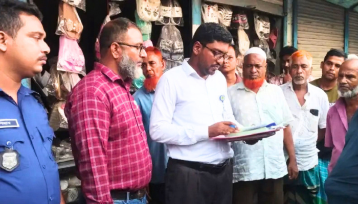 টঙ্গীবাড়ীতে বেশি দামে গ্যাস সিলিন্ডার বিক্রি, ভোক্তা অধিকারের জরিমানা