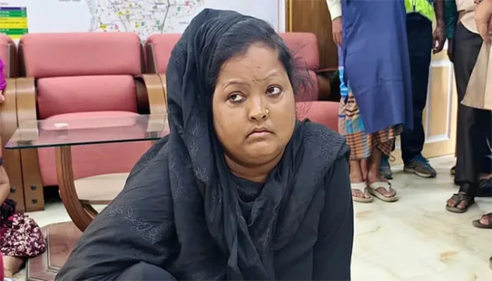ফ্যামিলি কার্ড দেওয়ার কথা বলে নেন ৯৮ হাজার, আরও টাকা নিতে এসে আটক