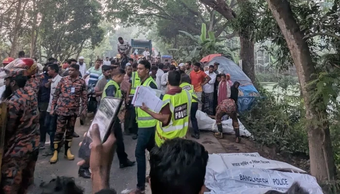 নাটোরে বাস-ট্রাক মুখোমুখি সংঘর্ষ, নিহত বেড়ে ১৪