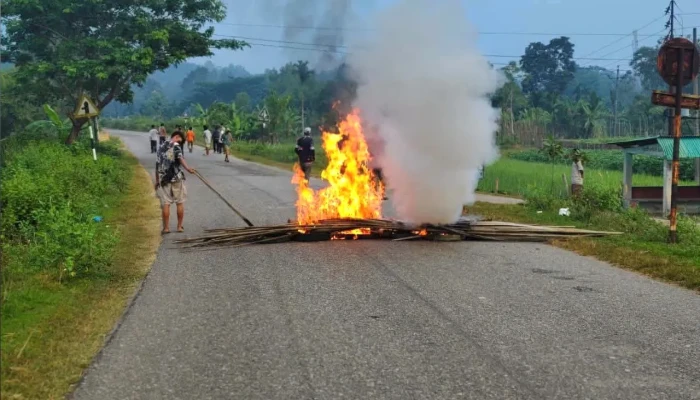 রাঙামাটি-খাগড়াছড়ি সড়কে আগুন জ্বালিয়ে অবরোধ, যান চলাচল বন্ধ