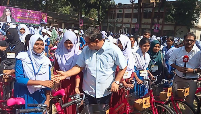 জাইমা রহমানের জন্মদিনে ৫৪৮ ছাত্রীকে বাইসাইকেল দিলেন প্রতিমন্ত্রী শাহে আলম
