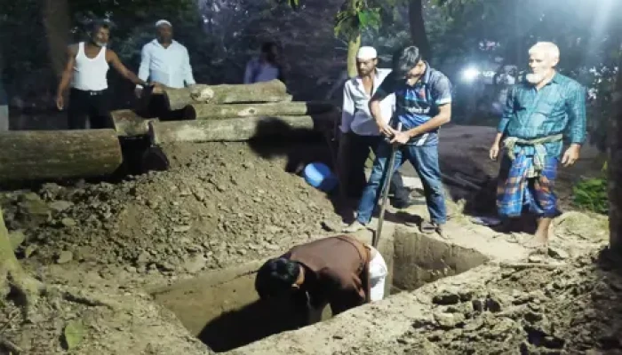 স্বজনদের সম্পত্তির বিরোধে গোরস্থানে দাফনে বাধা, বাড়ির আঙিনায় বৃদ্ধের শেষ ঠিকানা