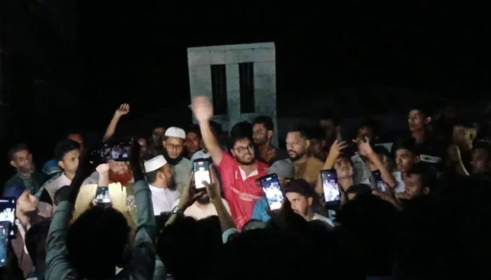 নকল করতে বাধা দেওয়ায় শিক্ষককে ঘুষি, হবিগঞ্জে শিক্ষার্থীদের বিক্ষোভ